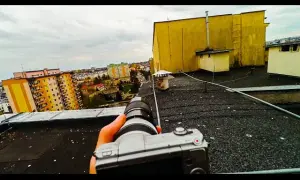 Jak wejść na dach bloku bez ryzyka i z legalnym dostępem
