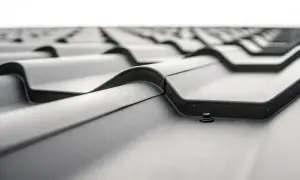 Dachówka ceramiczna czy blachodachówka - co wybrać, by nie żałować?