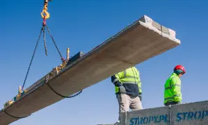 Dwa budowlańcy w kamizelkach odblaskowych montują strop Teriva. Zastanawiasz się, ile kosztuje strop Teriva na 100m2?