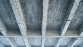 Betonowy strop z widocznymi belkami i płytami. Szukając, jaki strop najtańszy, warto rozważyć takie proste rozwiązania konstrukcyjne.