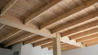 Solidne belki na strop drewniany 4m, tworzące konstrukcję podłogi na piętrze.
