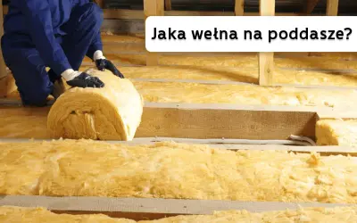 Pracownik układa wełnę mineralną na poddaszu. Jaka wełna na poddasze będzie najlepsza?