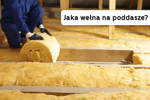 Pracownik układa wełnę mineralną na poddaszu. Jaka wełna na poddasze będzie najlepsza?