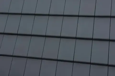 Dachówka płaska czy falista - co wybrać, aby uniknąć problemów?