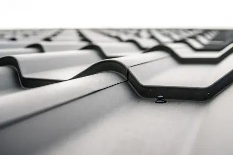 Dachówka ceramiczna czy blachodachówka - co wybrać, by nie żałować?