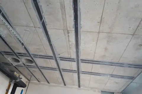 Jak wzmocnić strop betonowy i uniknąć kosztownych napraw