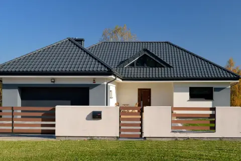 Ile waży paleta dachówki? Zaskakujące różnice w wagach!
