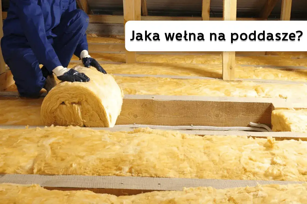 Pracownik układa wełnę mineralną na poddaszu. Jaka wełna na poddasze będzie najlepsza?