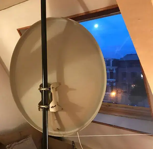 Zdjęcie Czy antena satelitarna może być na strychu? Sprawdź wyzwania i zalety