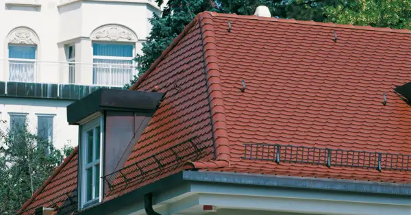 Ile dachówek karpiówek w koronkę potrzebujesz na m2? Sprawdź teraz