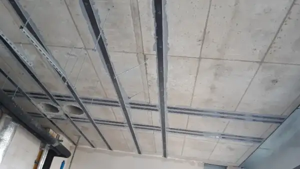 Jak wzmocnić strop betonowy i uniknąć kosztownych napraw