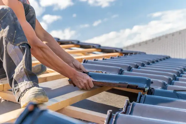Jak układać dachówkę - uniknij najczęstszych błędów w instalacji