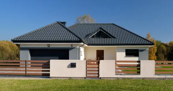 Ile waży paleta dachówki? Zaskakujące różnice w wagach!